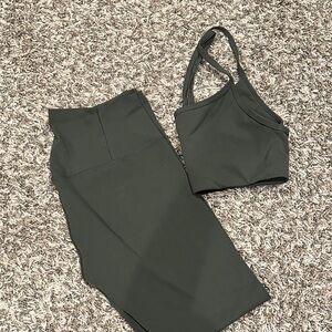 Vuori Women's Olive Leggings and Top Set